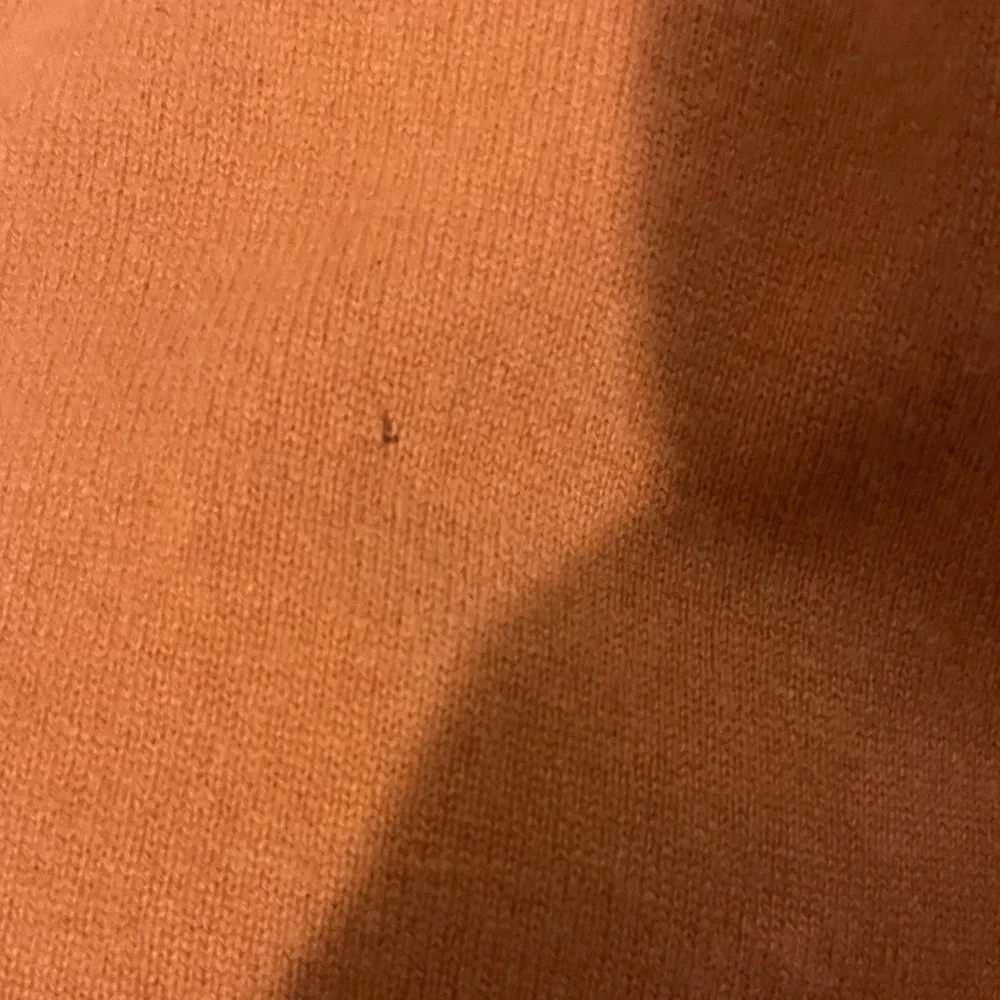 Intermix cashmere sweater, small knick. Nice rose pink color. - Picture 2 of 6